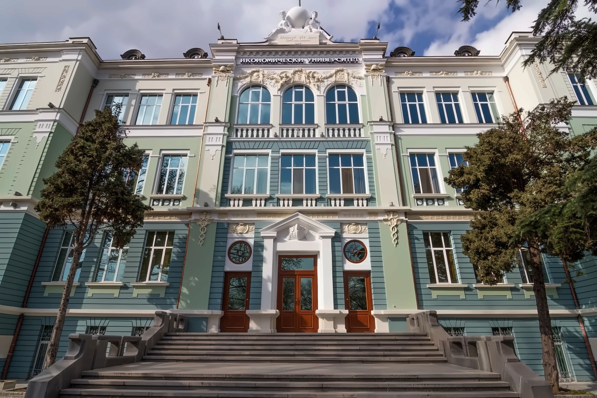 Varna Ekonomi Üniversitesi ana binası