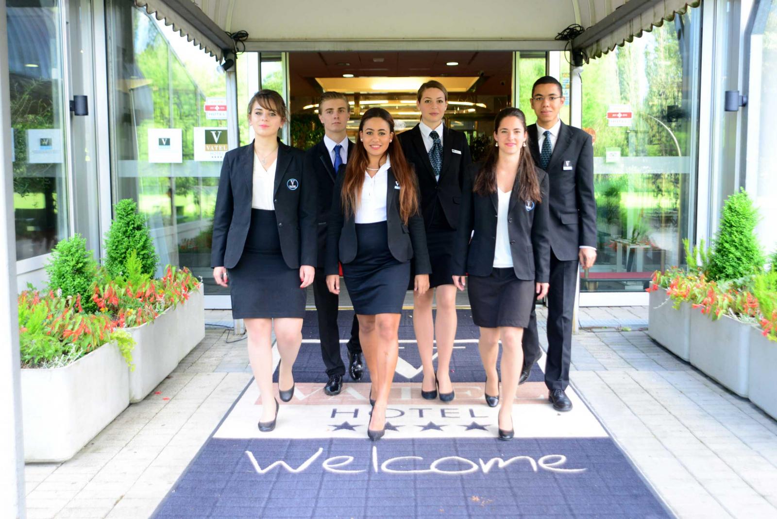 Vatel öğrencileri otel girişinde